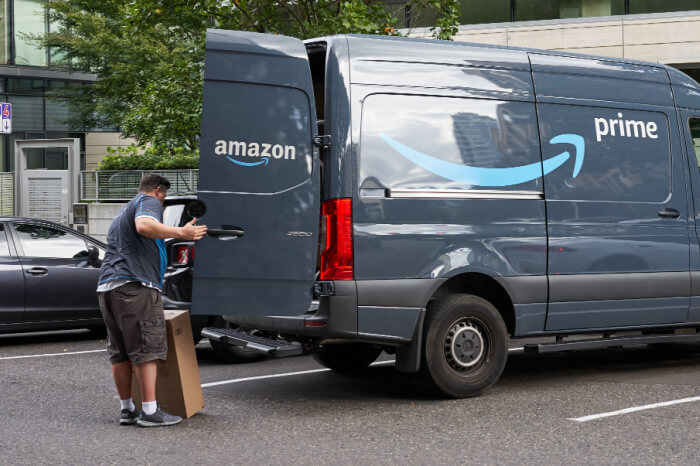 Paketbote liefert Amazon-Sendungen