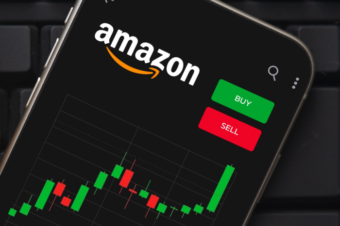 Amazon auf Smartphone vor Börsenkurs