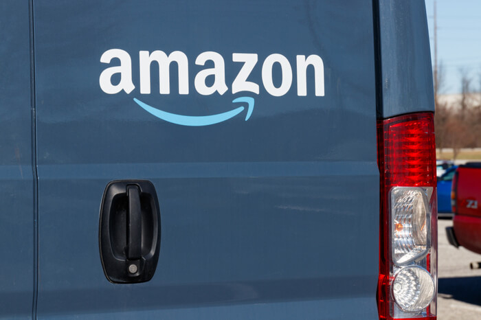 Amazon-Logo auf einem Fahrzeug