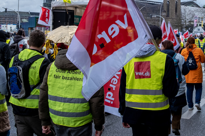 Gewerkschaft Verdi: Menschen protestieren