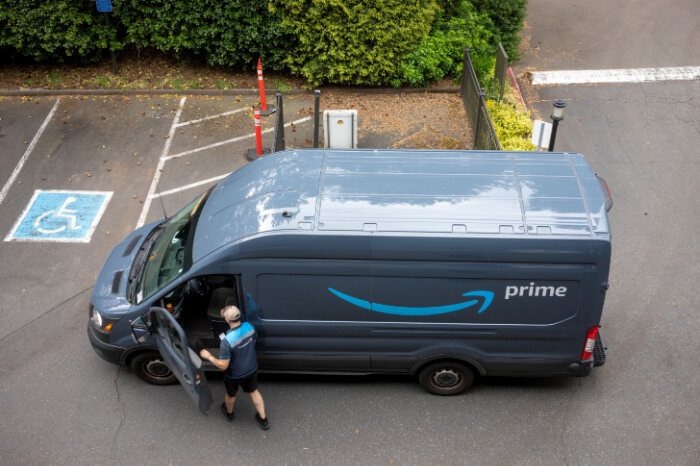 Amazon Lieferfahrer steigt in Van
