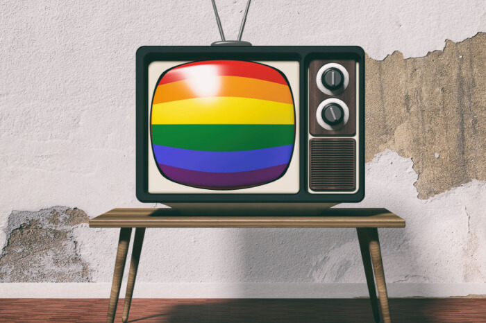 Queere Inhalte: Regenbogenfarben auf einem Fernseher