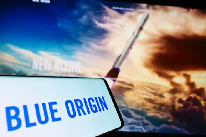 Logo und Rakete der Weltraumfirma Blue Origin