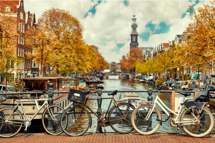 Fahrrad auf einer Brücke über einem Kanal in der niederländischen Hauptstadt Amsterdam