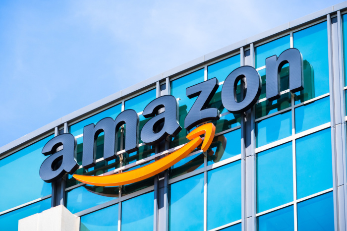 Amazon Logo an Hauswand