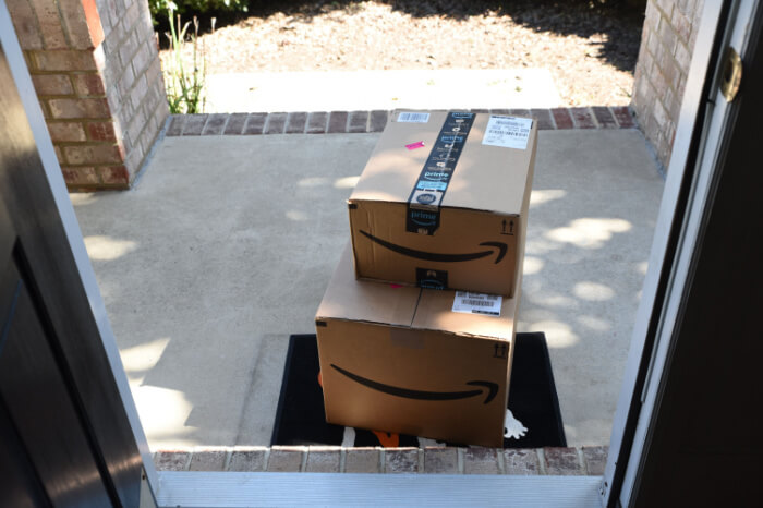 Amazon-Pakete vor einer Haustüre