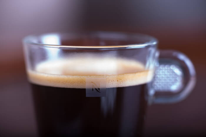 Espresso in einer Tasse des Kaffeespezialisten Nespresso