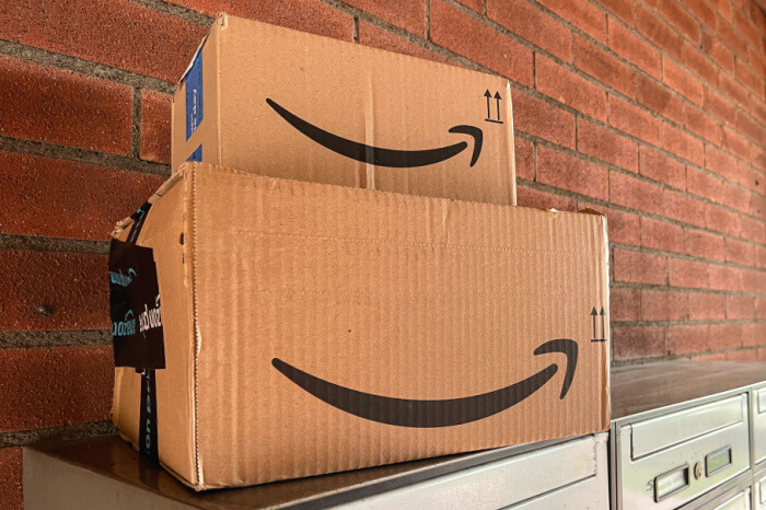 Amazon-Pakete auf einer Briefkastenzeile