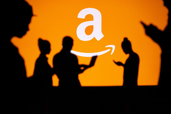 Menschen vor Amazon-Logo