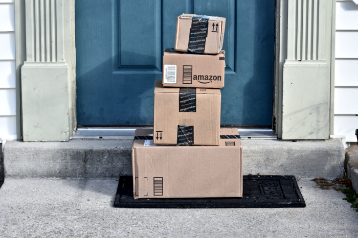 Stapel Amazon-Pakete