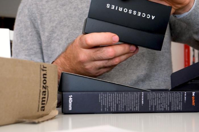 Mann packt Amazon-Paket aus
