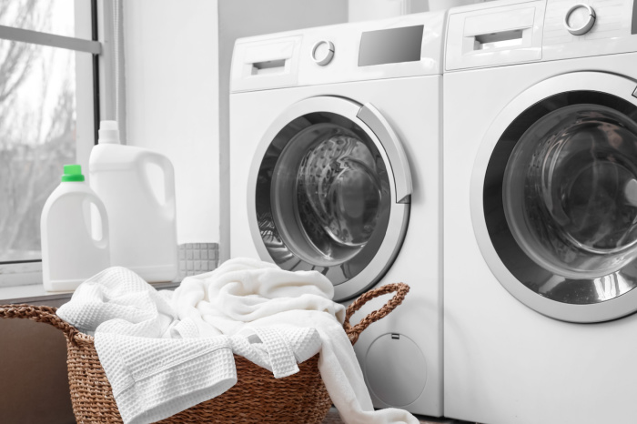Waschmaschinen mit Wäsche