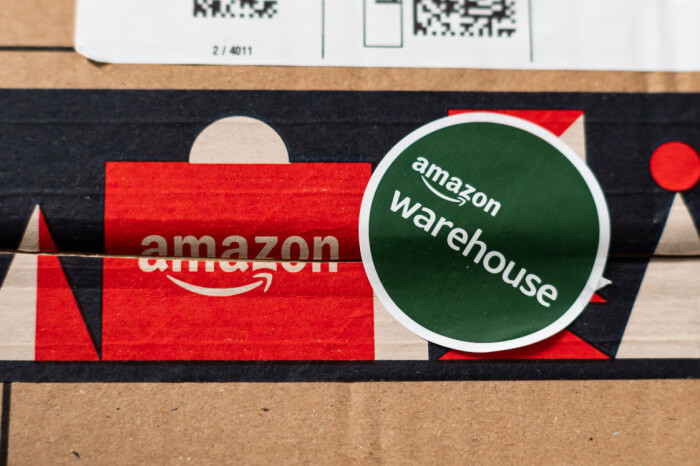 Amazon-Paket mit Warehouse-Aufkleber