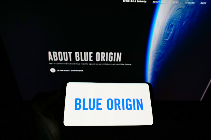 Smartphone zeigt Blue Origin Logo