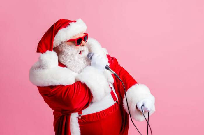 Musikalische Weihnachten: Weihnachtsmann mit Mikro in der Hand