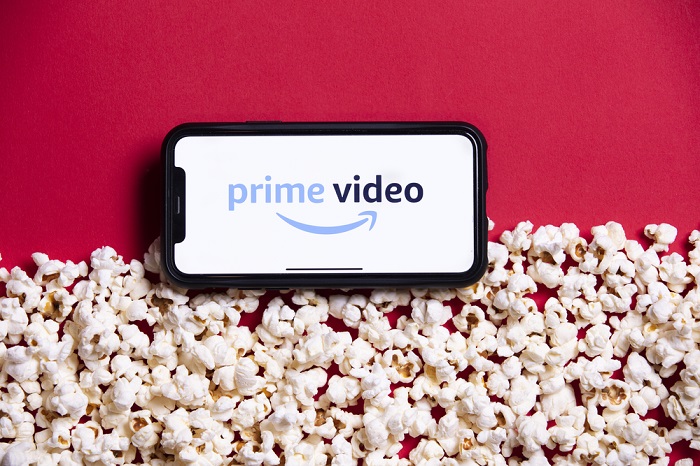 Amazon Prime-Video-Logo auf Smartphone und Popcorn