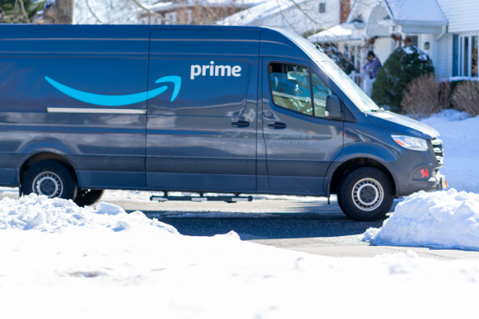 Erhöhte Gefahrenlage: Amazon-Lieferwagen im Schnee