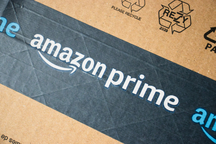 Amazon-Paket mit Prime-Logo