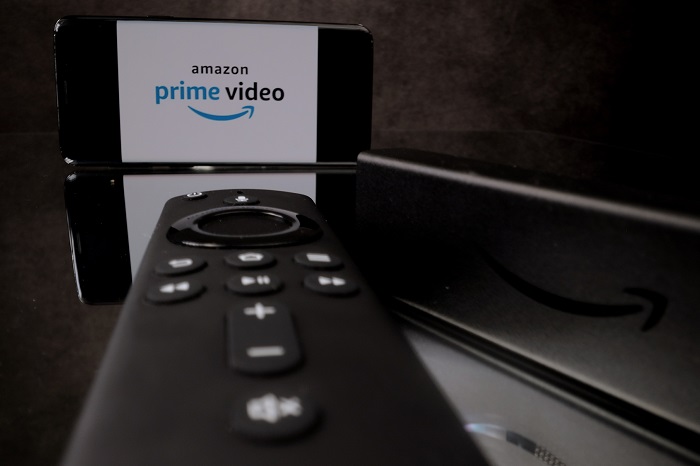 Prime Video auf Smartphone und Amazon-Fire-TV-Fernbedienung