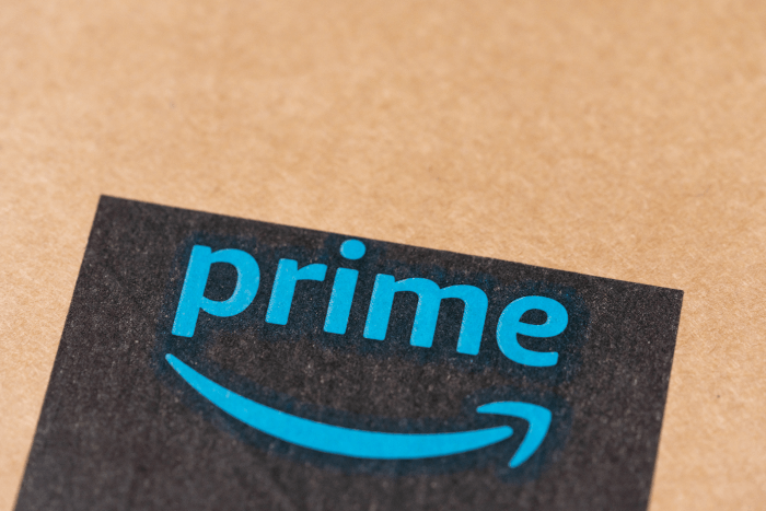 Amazon-Prime-Logo auf einem Karton
