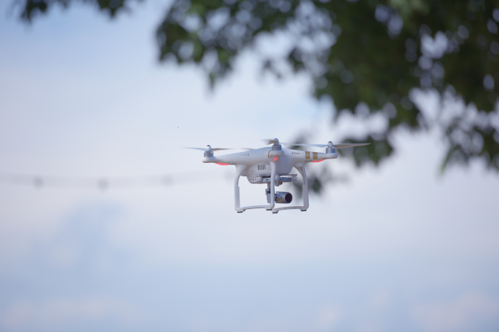 Moderne Art der Zustellung: Drohne in der Luft