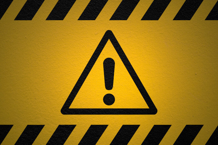 Warnung: Achtungsschild auf gelbem Grund