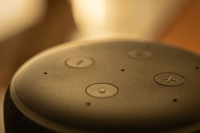 Amazons smarter Lautsprecher Echo mit integrierter Sprachassistentin Alexa