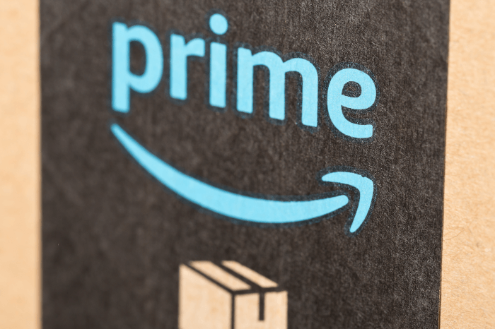 Amazon-Prime-Logo auf einem Karton