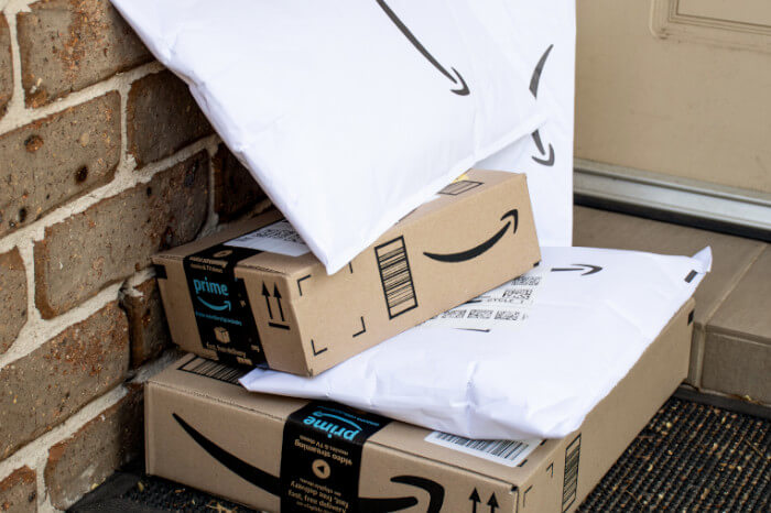 Amazon-Pakete auf einem Stapel: Über das Programm Amazon Flex liefern unabhängige Fahrerinnen und Fahrer für den Online-Konzern Sendungen aus.