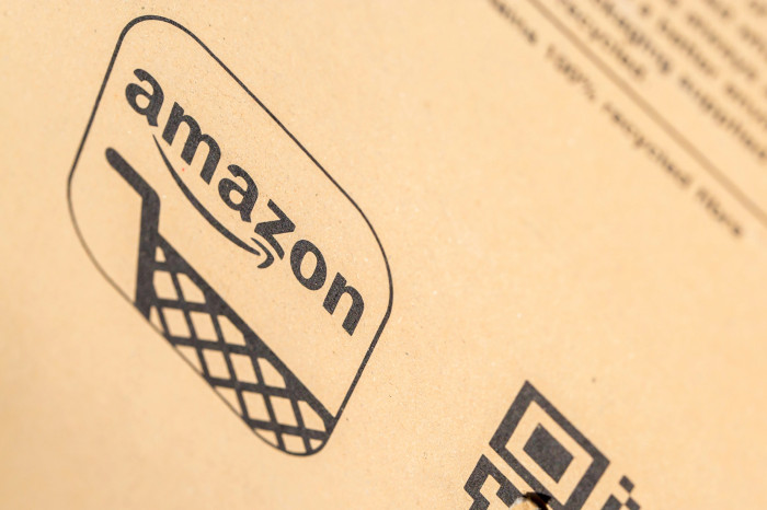 Online-Shopping: Paket mit Amazon-Logo