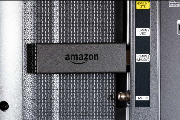 Amazons Streaming-Stick des Labels Fire TV an einem TV-Gerät