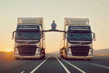 Jean-Claude Van Damme zwischen 2 Lastwagen