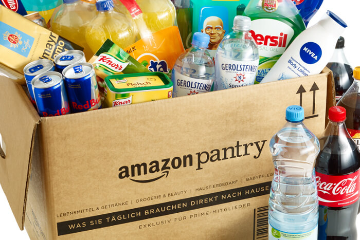 Amazon Pantry Box gefüllt mit verschiedenen Produkten