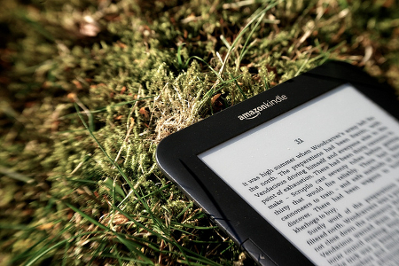Amazon Kindle Gerät im Gras