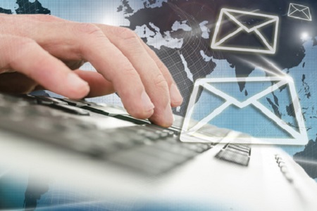 E-Mail-Logo mit Hand und Tastatur