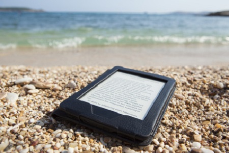 E-Book-Reader am Strand