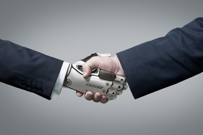 Handschlag: Zusammenarbeit von Roboter und Mensch