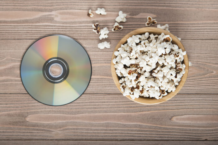 Popcorn-schale neben einer DVD