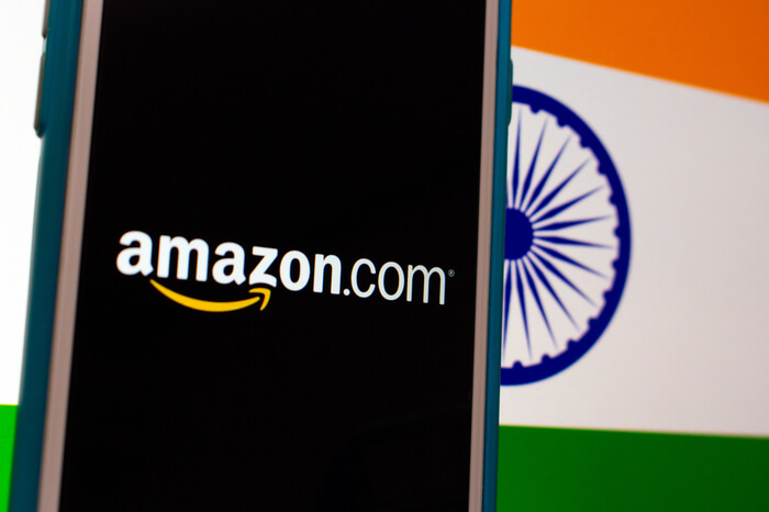 Amazon-Schrift vor Indien-Fahne